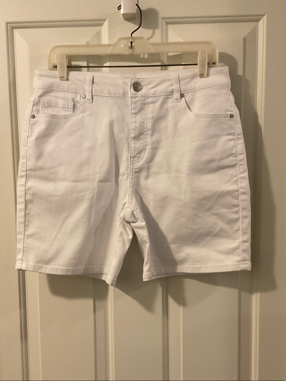 D. Jeans Womens Classic White Denim Shorts. Size 10